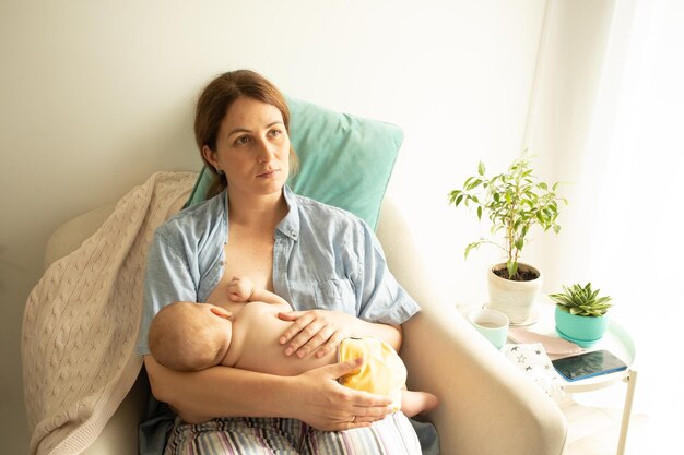 Photo portrait of young woman sitting on sofa at home