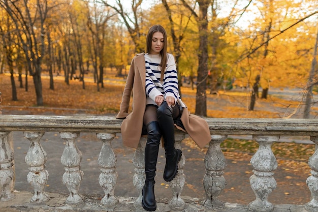 Photo portrait of young woman sitting on steps