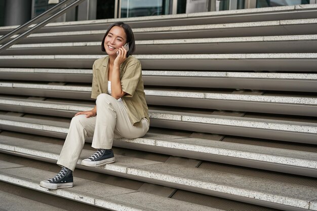 階段に座っている若い女性の肖像画