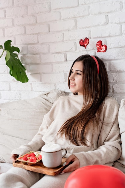 Foto ritratto di una giovane donna seduta su un tavolo