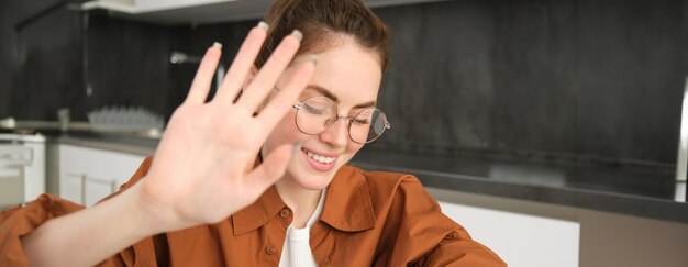 Foto ritratto di una giovane donna seduta su un tavolo