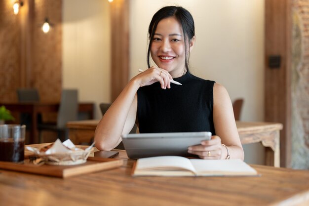 Photo portrait of young woman sitting on table