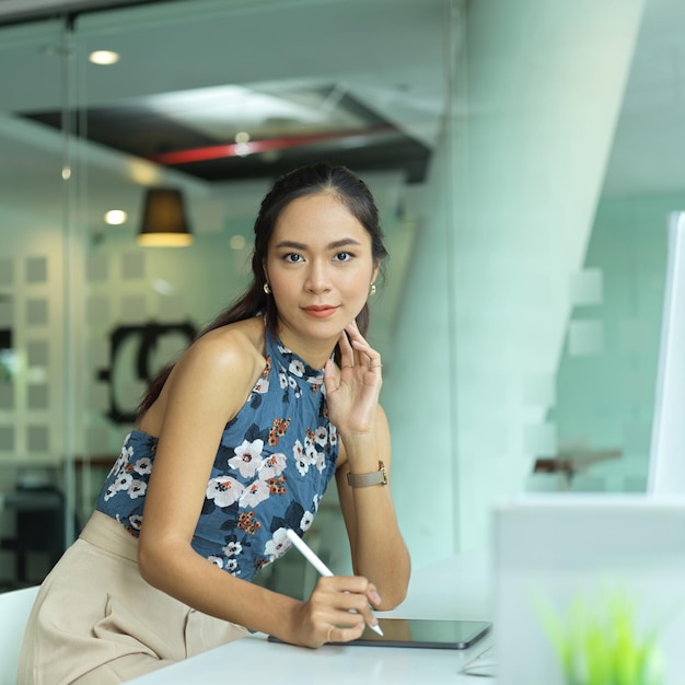 Photo portrait of young woman sitting on table