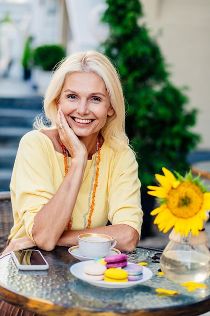 Photo portrait of young woman sitting on table