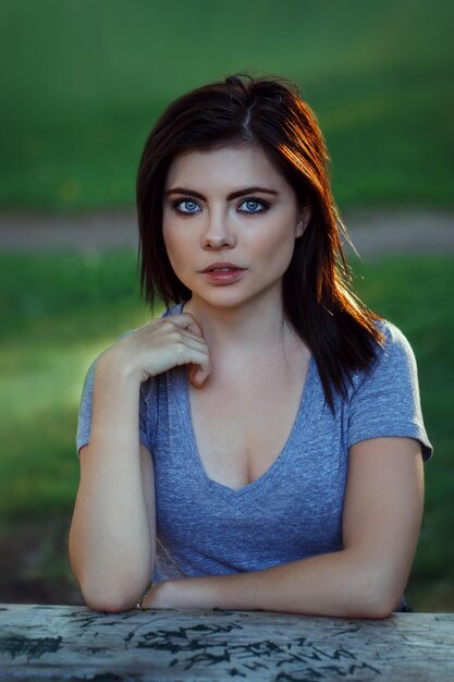 Photo portrait of young woman sitting at table