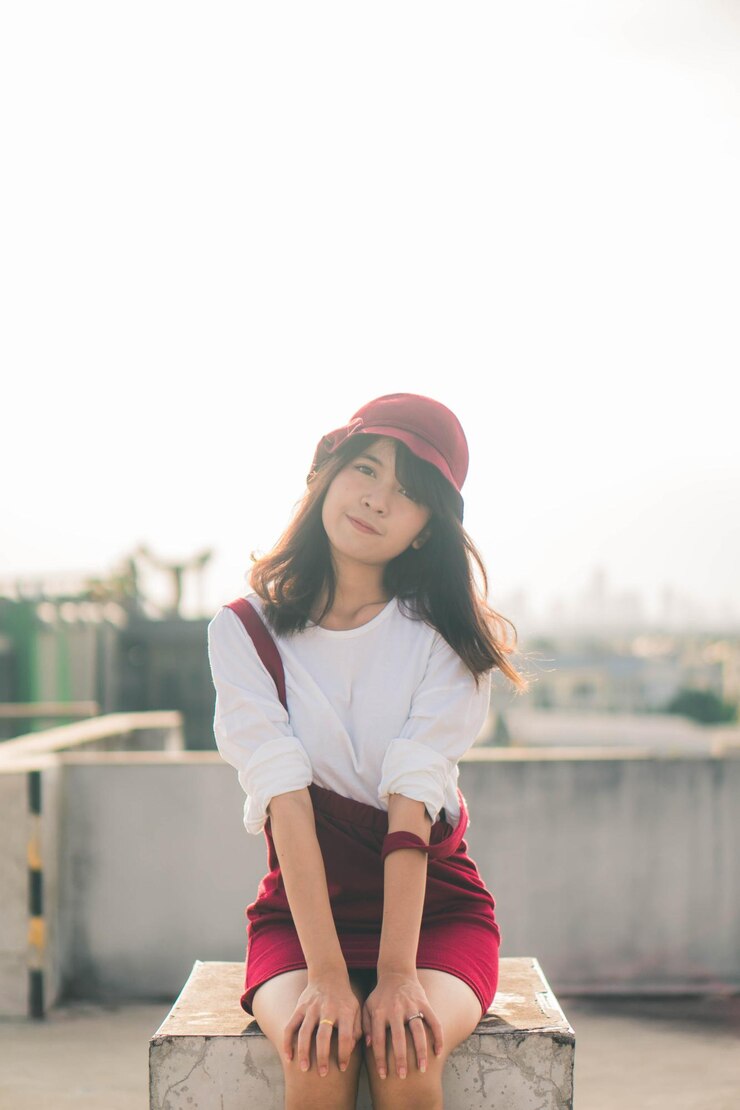 Photo 空に向かってテラスに座っている若い女性の肖像画