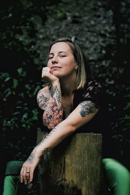 Photo portrait of young woman sitting on tree