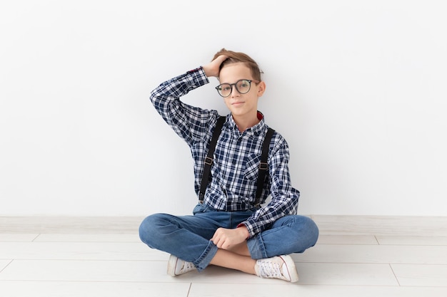 Photo portrait of young woman sitting on wall