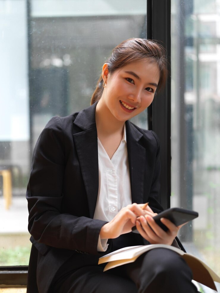 Photo 窓に座っている若い女性の肖像画