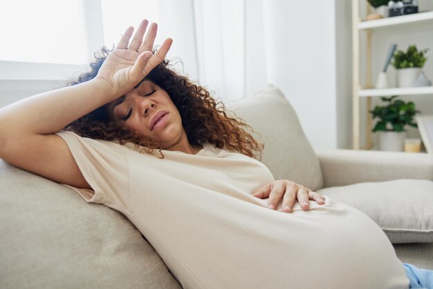 Foto ritratto di una giovane donna che dorme sul letto a casa