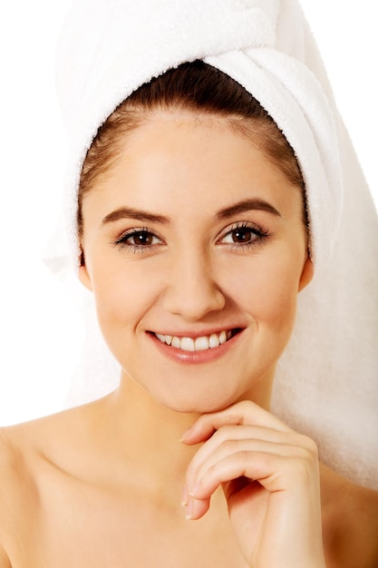 Photo portrait of young woman smiling against white background