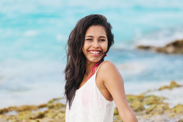 Photo portrait of young woman smiling at beach