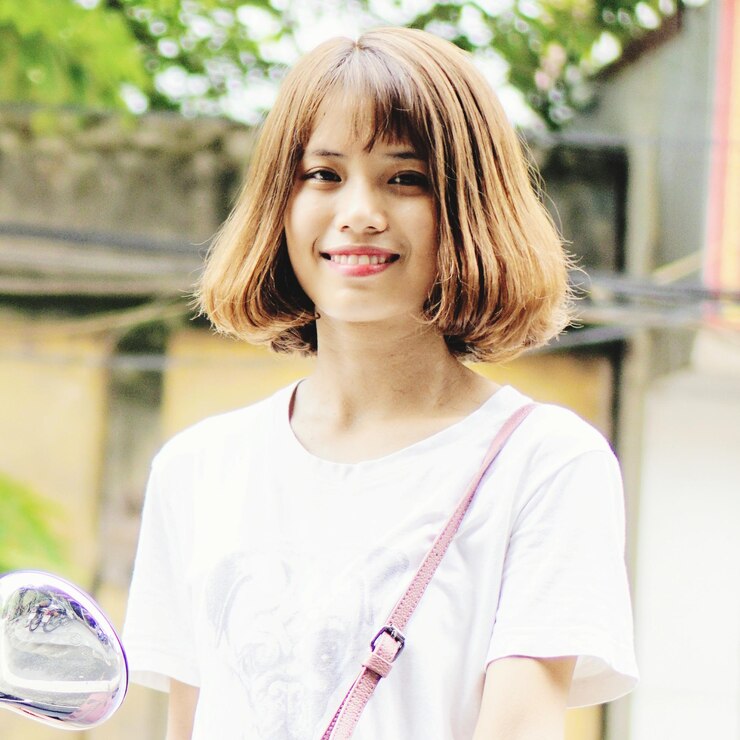 Photo 外で笑顔を浮かべている若い女性の肖像画