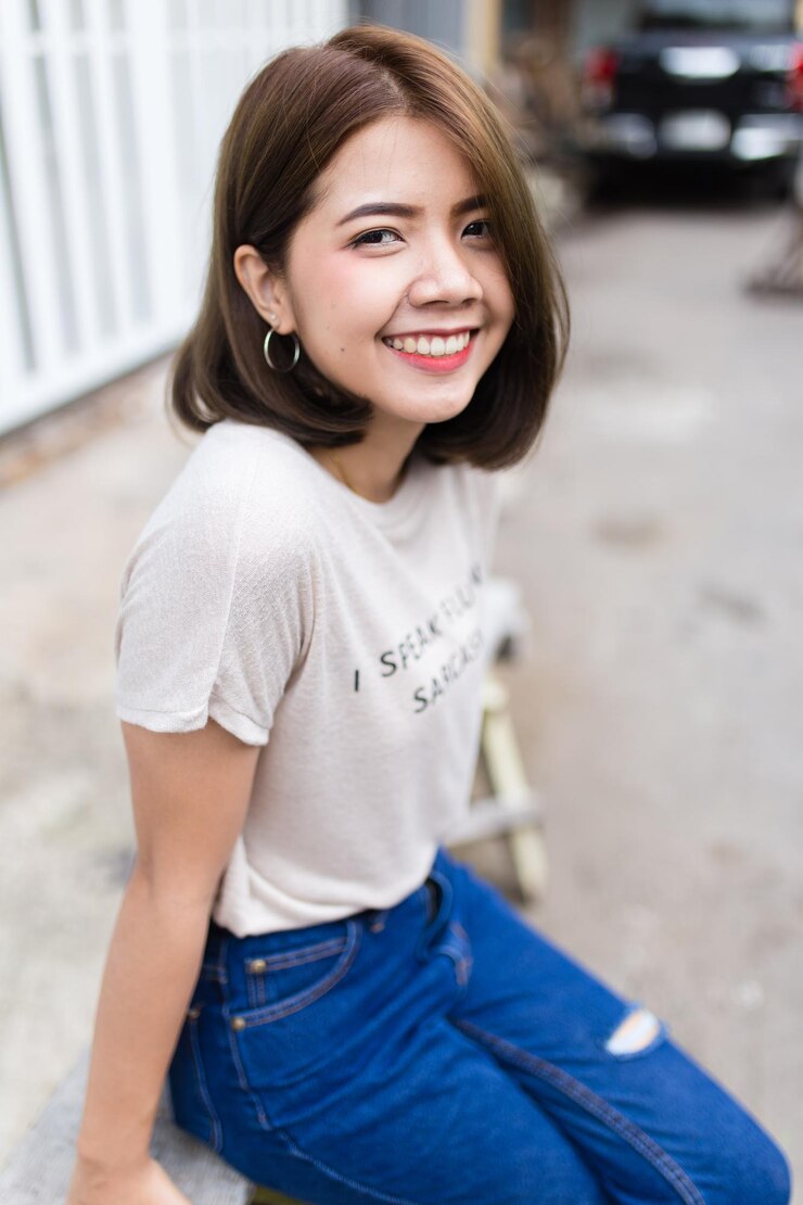 Photo 外で座っている若い女性の肖像画