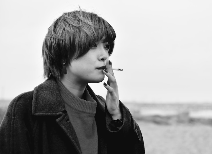 Photo 煙草を吸っている若い女性の肖像画
