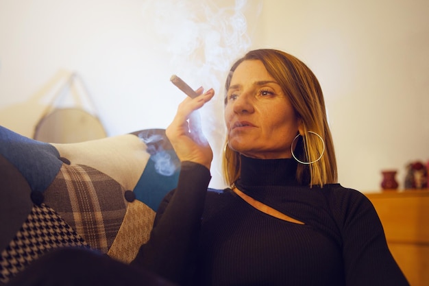 煙草を吸っている若い女性の肖像画
