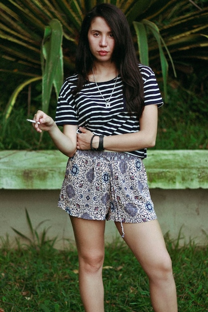 Photo portrait of young woman smoking cigarette