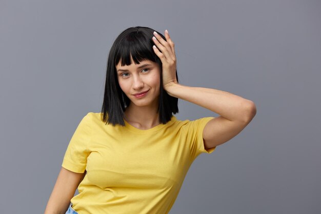 青い背景に立っている若い女性の肖像画