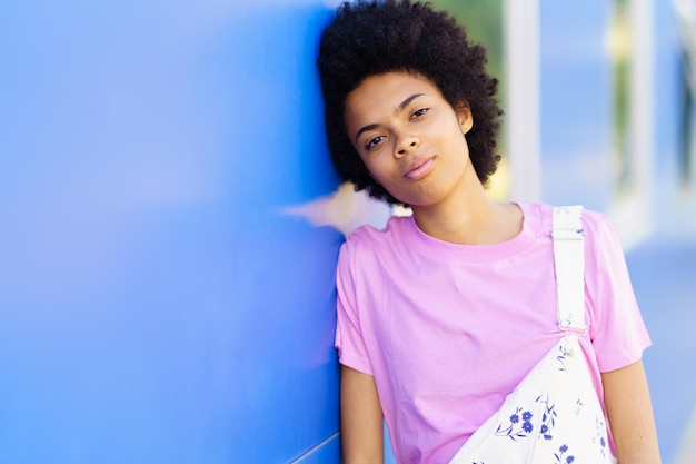 Photo portrait of young woman standing against blue background