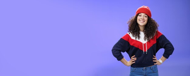 Photo portrait of young woman standing against blue background