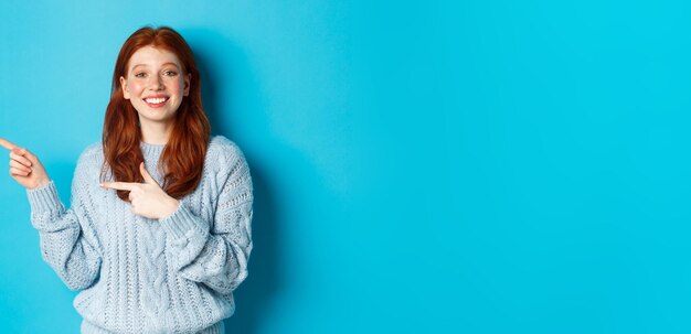 Photo portrait of young woman standing against blue background