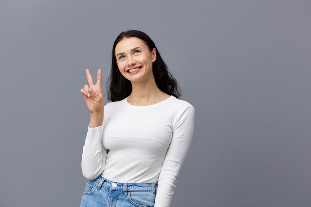 青い背景に立っている若い女性の肖像画