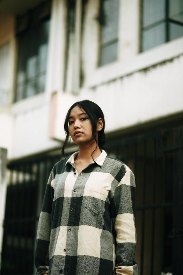 Photo 建物に立っている若い女性の肖像画