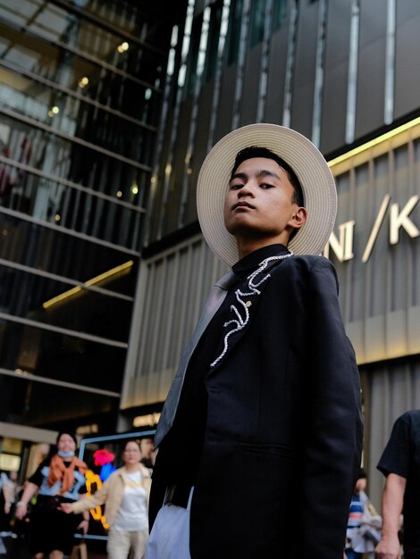 Photo portrait of young woman standing against building