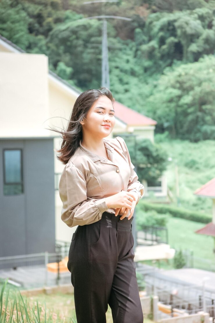 Photo 건물 에 맞대고 서 있는 젊은 여자 의 초상화