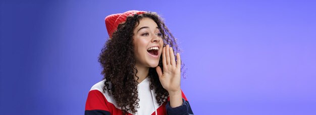 Photo portrait of young woman standing against clear blue background