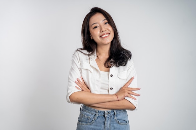 灰色の背景に立っている若い女性の肖像画