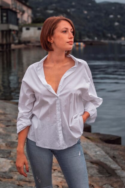 Photo portrait of young woman standing against lake