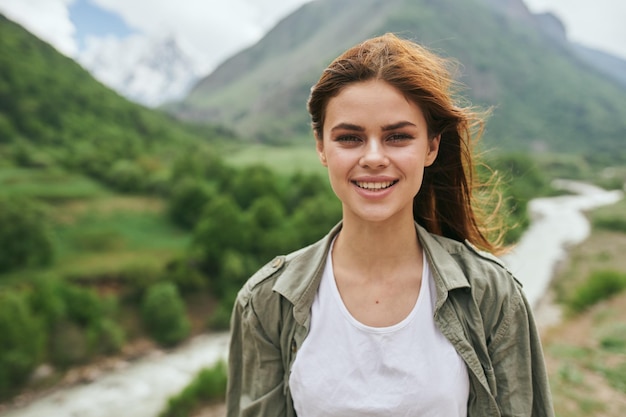 Foto ritratto di una giovane donna in piedi contro la montagna