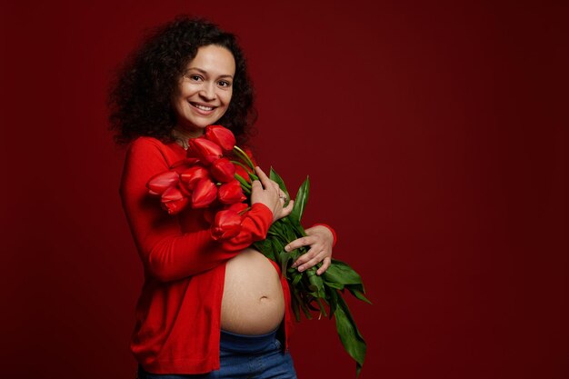 Photo portrait of young woman standing against pink background