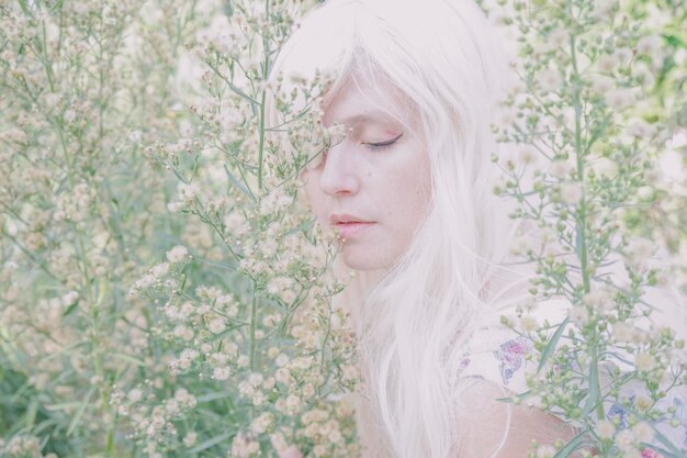 Photo portrait of young woman standing against plants