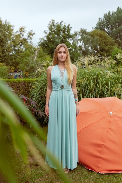 Photo portrait of young woman standing against plants