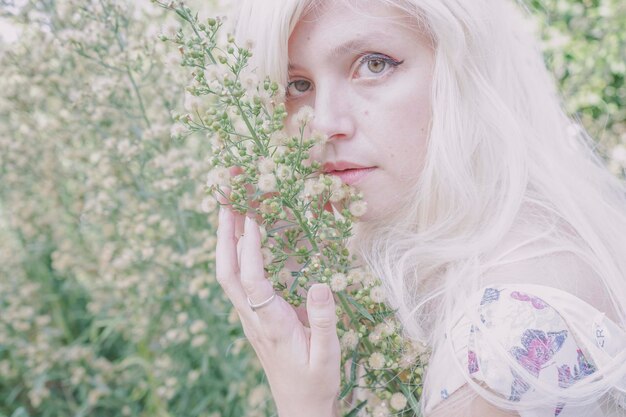 Photo portrait of young woman standing against plants