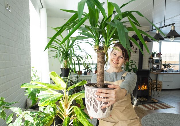 植物に寄りかかって立っている若い女性の肖像画