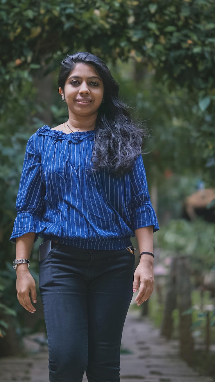 Photo portrait of young woman standing against plants