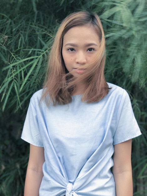 Photo portrait of young woman standing against plants