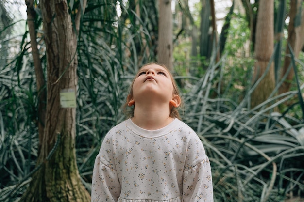 Портрет молодой женщины, стоящей на растениях