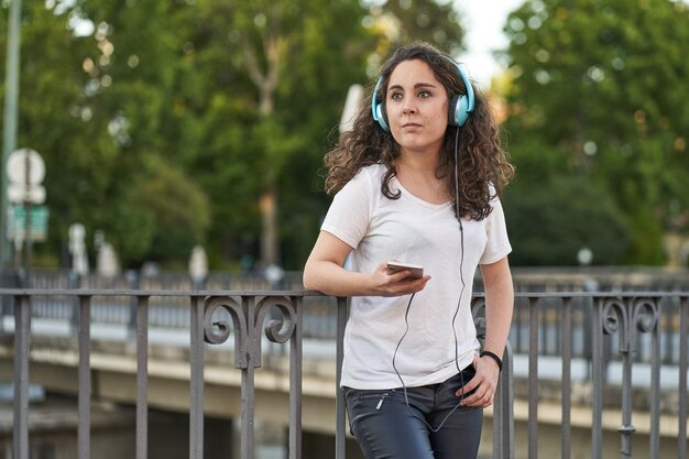 Photo portrait of young woman standing against railing