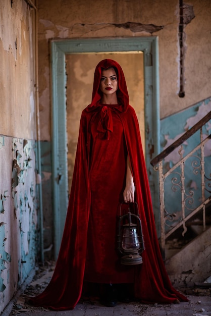 Photo portrait of young woman standing against red wall