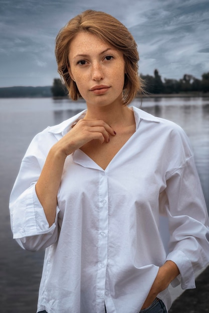 Photo portrait of young woman standing against sea