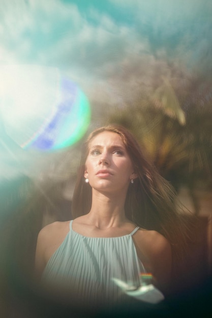 Photo portrait of young woman standing against sky