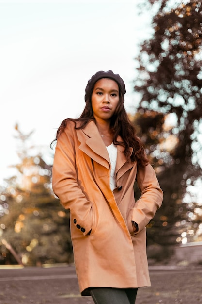 Photo portrait of young woman standing against sky