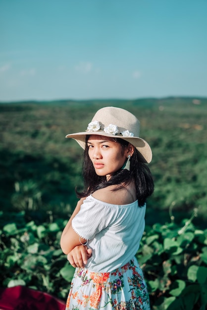 空に向かって立っている若い女性の肖像画