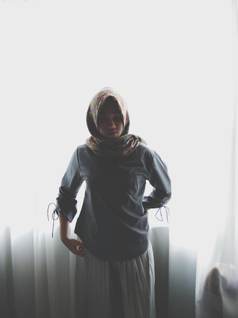 Photo portrait of young woman standing against sky