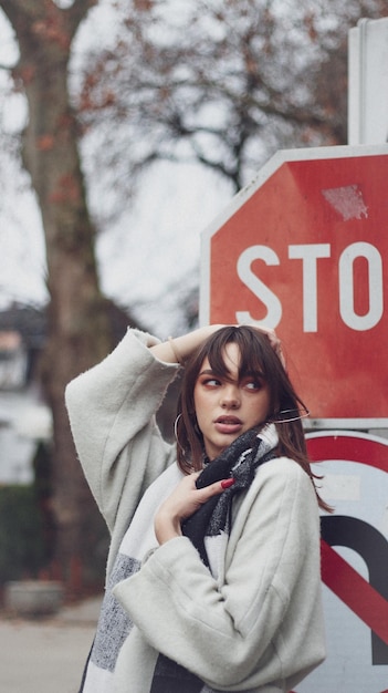 Photo portrait of young woman standing against text