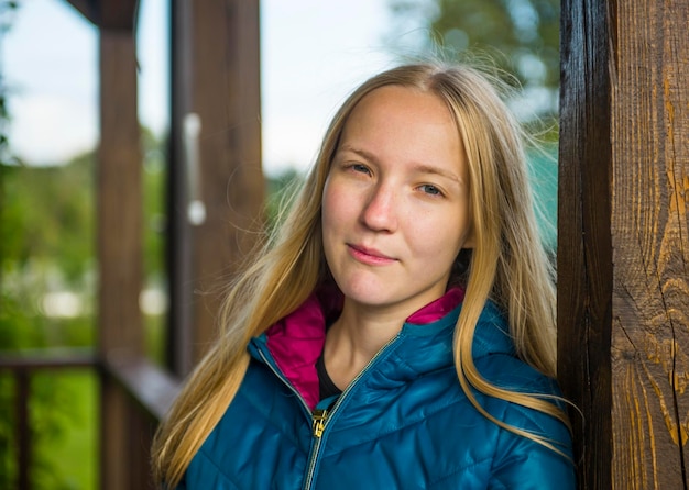 Photo portrait of young woman standing against tree